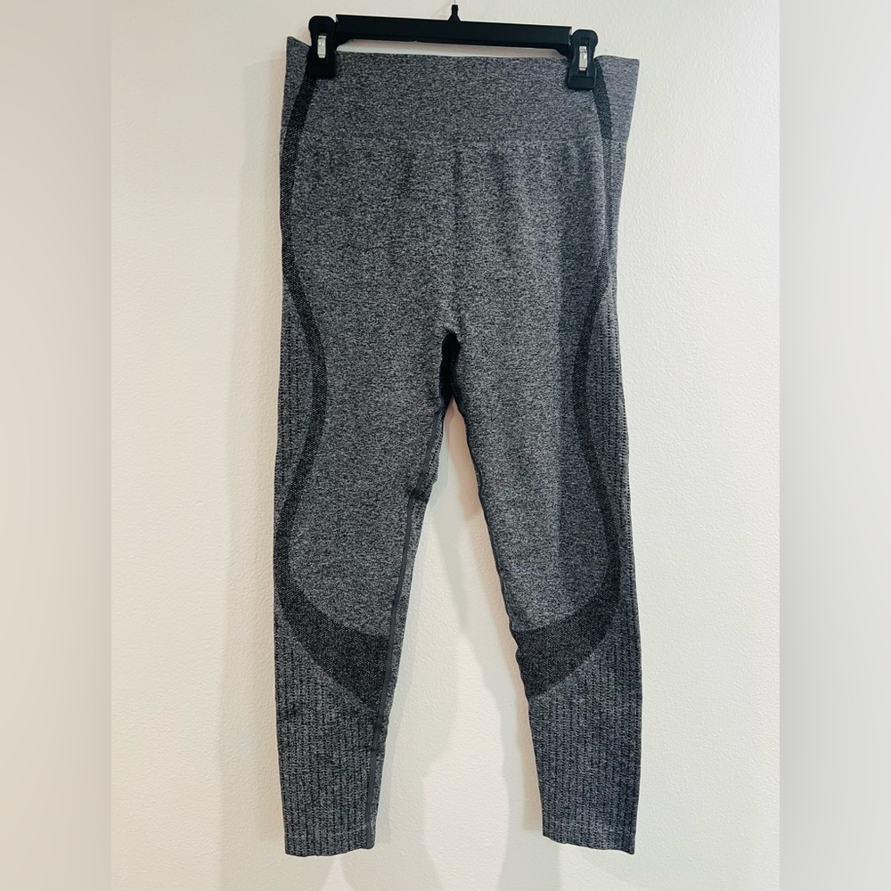 Seamless, high-waisted, scrunch-butt workout leggings in a grey Size 1XL